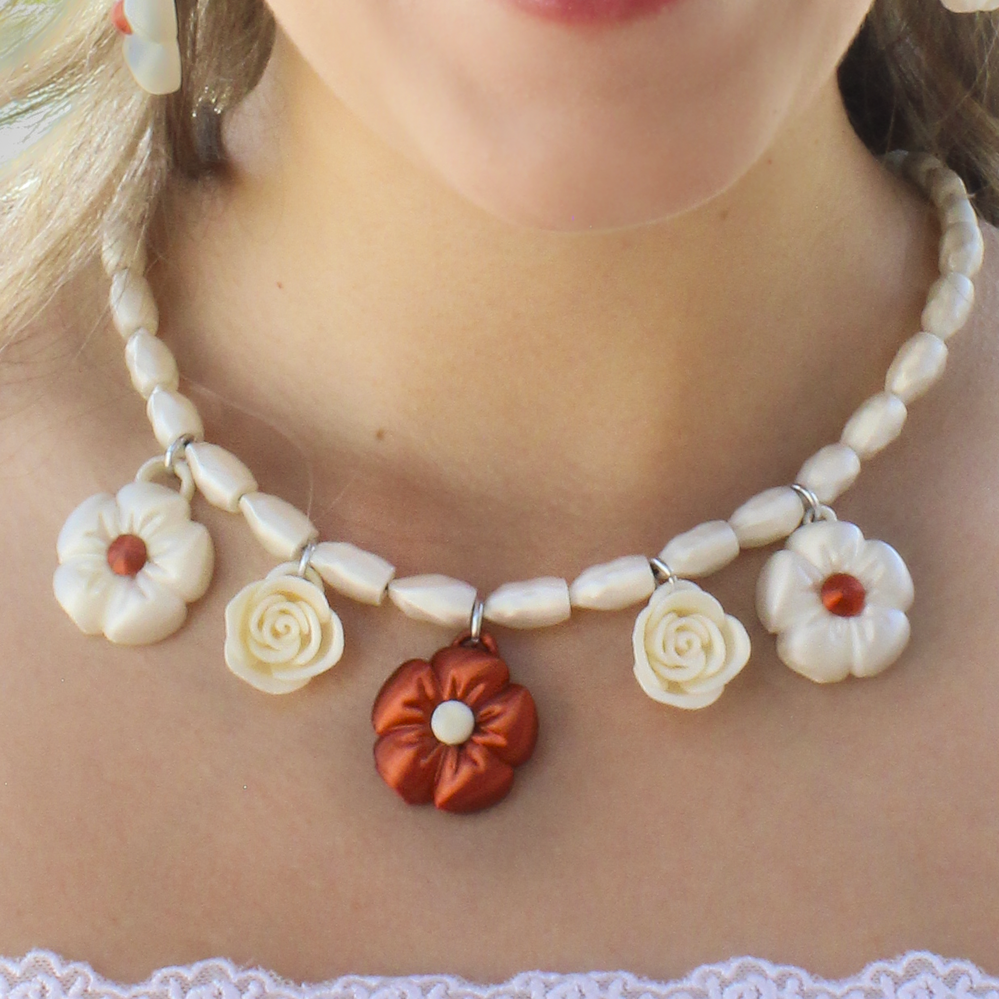 Charming flowers necklace